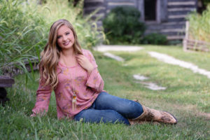 kansas city senior portrait session in the country with Hope